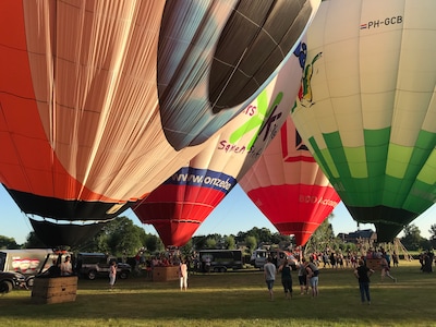 Ballonvaren boven Loil tijdens sfeermarkt