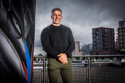 Remi sloeg zijn vrouw, nu helpt hij anderen: ‘Ik was een klotegozer’