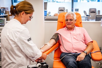 Kees (72) geeft al bijna vijftig jaar bloedplasma en redde daarmee een pasgeboren baby: ‘Erg indrukwekkend’