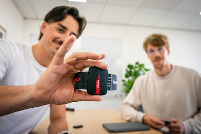 Met dit apparaatje van 700 tot 2000 euro per stuk hopen Wout en Thierry heel groot te worden