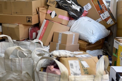 Pakketjesdief uit Bocholt hield 940 pakketten achter en verkocht die online: van ruilkaarten tot handdoeken