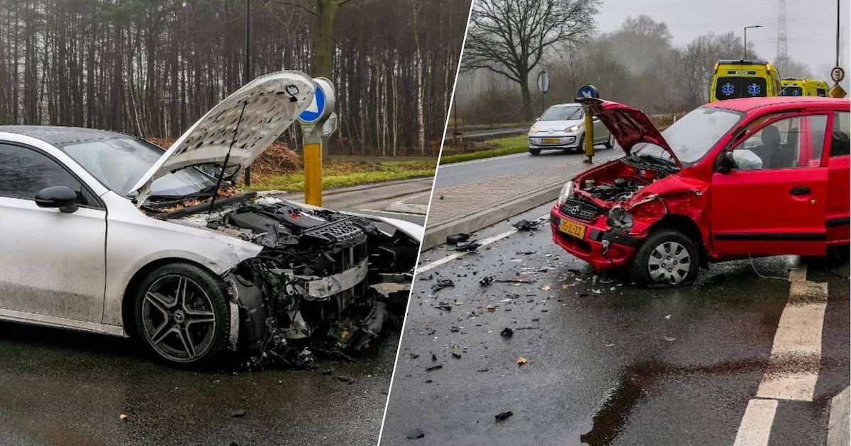 Opnieuw zware aanrijding op Oostweg in Enschede, wegdek bezaaid met brokstukken