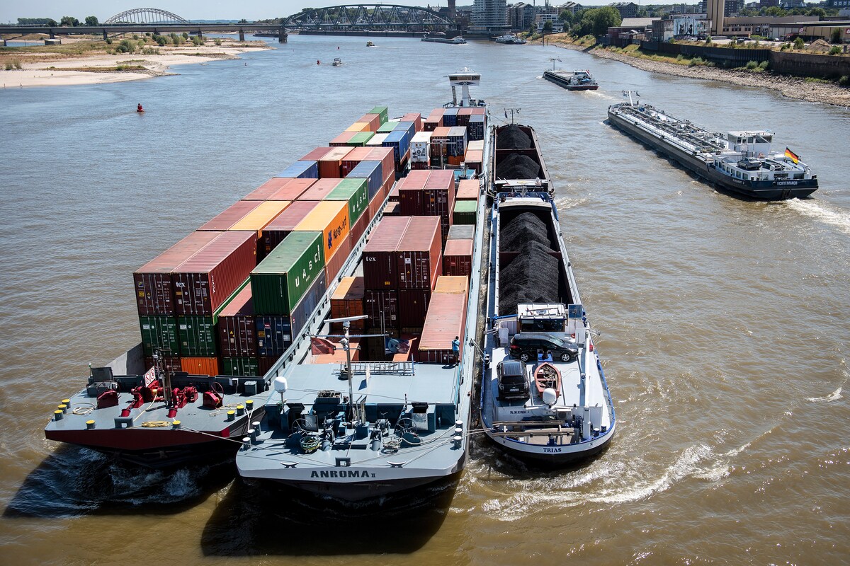 nijmegen-nederland-vastgelopen-vrachtschip-wordt-weggesleept