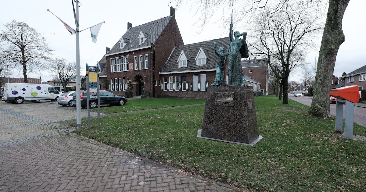 Bedrijf heeft gemeente in de houdgreep; Albert Heijn laat beslag leggen op oude gemeentehuis na ‘han
