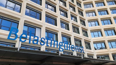 Hij is ontsnapt uit het kantoor en wil niet meer terug; zijn baas denkt dat hij druk aan het werk is