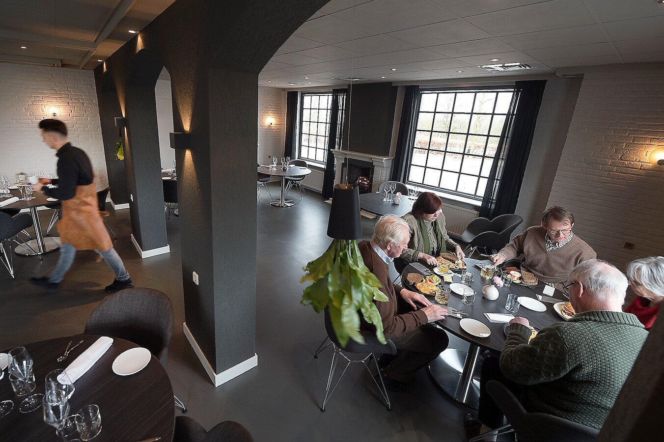 eten-in-restaurant-rijnzicht-in-doornenburg