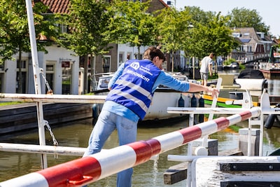 Telefoon bij de servicebalie? Dan rent vakkenvuller Steijn naar buiten om de brug open te draaien