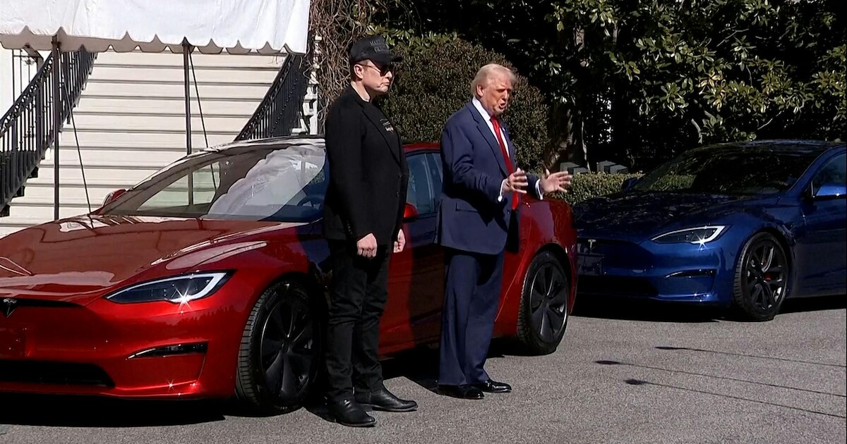 KIJK | Trump koopt Tesla in de hoop dat ingestorte verkoop wordt ...