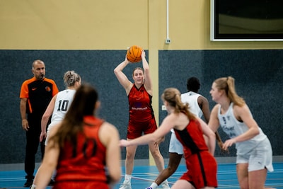 Goede regionale basketbalsters vinden onderdak in Nijmegen: ‘Soms even rekenen om aan de regels te v
