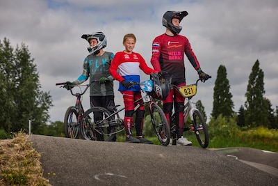 Fenna (10) vliegt soms anderhalve meter de lucht in en grijpt nu al de Nederlandse titel