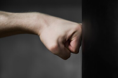 Vrouw belt broer als haar ex woedend voor de deur staat, maar dan loopt het uit de hand