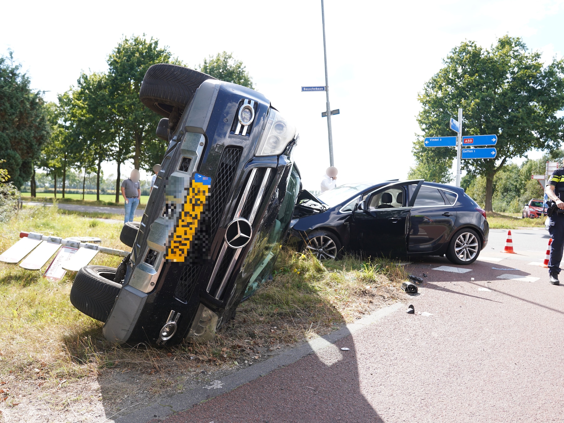 Auto belandt op zijkant bij botsing in Vinkel