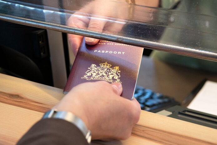 Geen afspraak meer nodig om paspoort of rijbewijs op te halen in ...