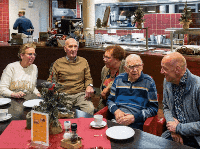 Gerard (88) at altijd met anderen, maar nu het restaurant sluit moet hij alleen in zijn kamer eten: ‘Ik ben geschrokken’