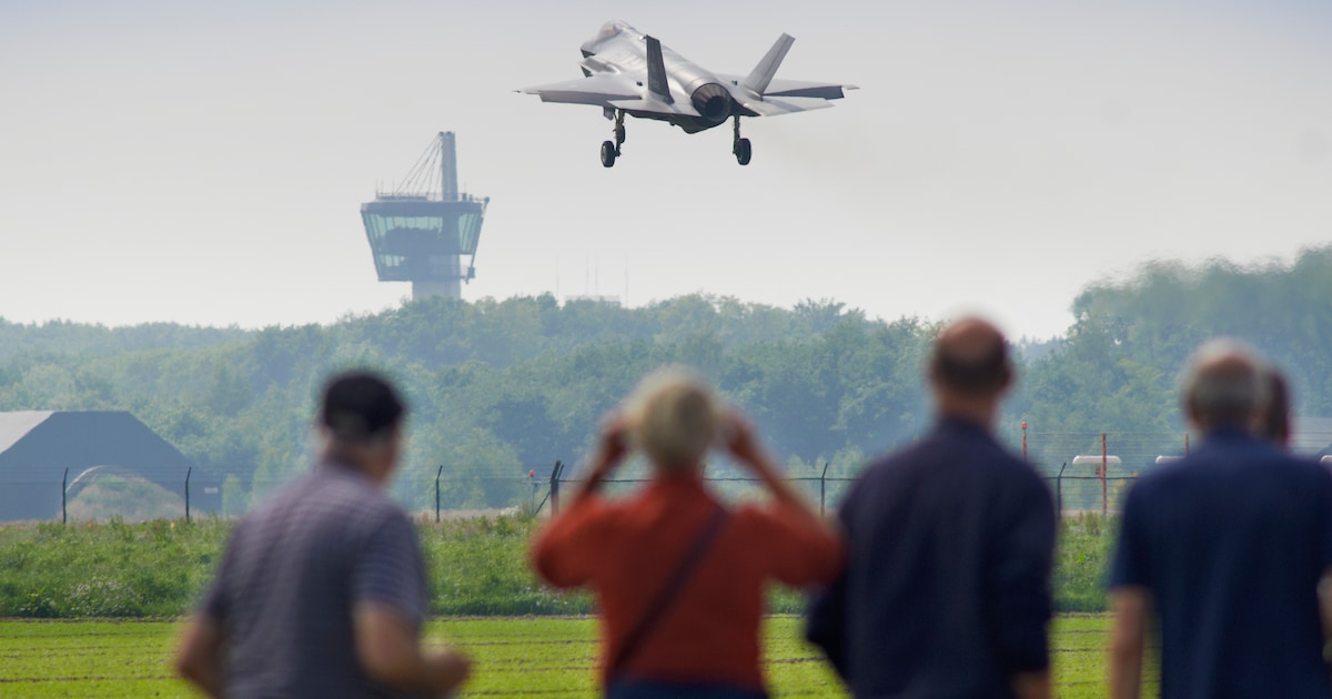 Op deze parkeerplaats bij Volkel komt de politie extra kijken na ongewenst dronebezoek