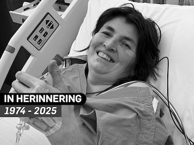 Marfan-patiënt Saskia (51) met duimen hoog operatiekamer in