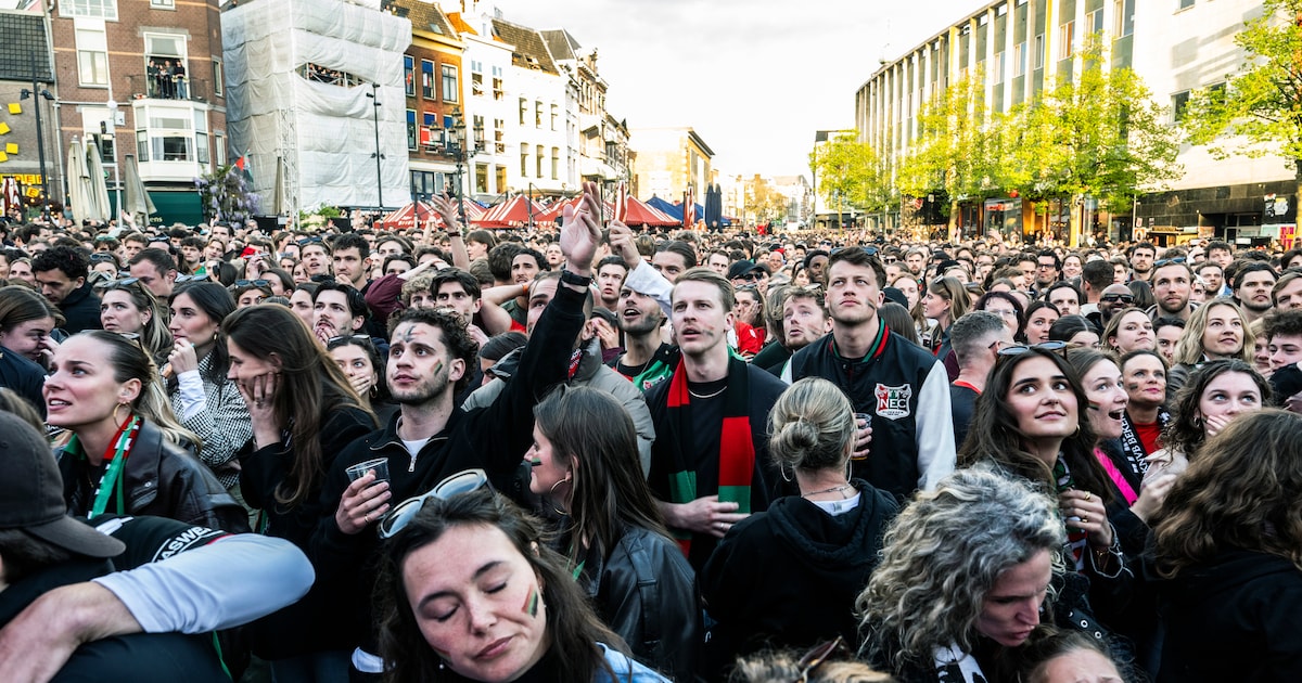 Teleurgesteld druipen fans het fanplein op de Grote Markt af: zo ging het eraan toe in het hart van 