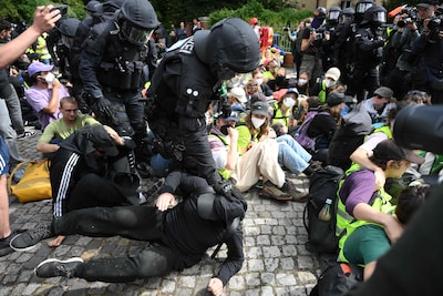 Onrust rond AfD-congres in Erfurt: demonstranten breken door blokkades, politie grijpt in