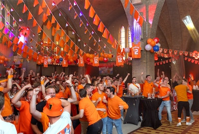 Gemeente verbiedt voetbal kijken in de kerk, maar buigt dan 