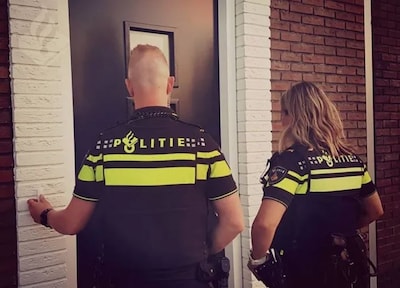 Agent denkt geur van overledene te ruiken, dan doet man in zijn onderbroek tóch open