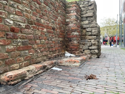 Historisch icoon van binnenstad Utrecht ondergepoept: 900 jaar oude Kloostermuur misbruikt als openb