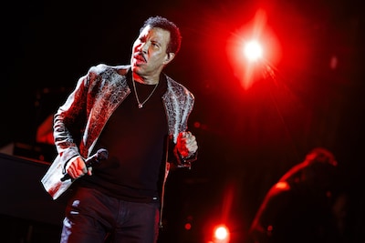 Lionel Richie wordt onwel en breekt optreden af: ‘Hij kan niet verder spelen’