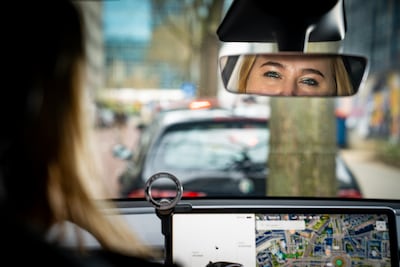Rotterdamse taxi Zoë rijdt alleen met en voor vrouwen: ‘Het is je recht om gewoon veilig thuis te komen’