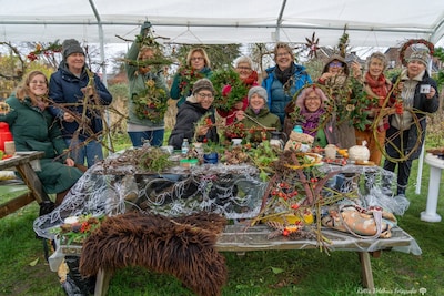 Dorpstuin Rheden maakt kerstdecoraties van natuurlijke materialen