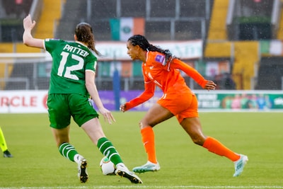 Oranje moet winnen om directe plaatsing voor WK in eigen hand te houden, wissels zitten in Ierland in de regen