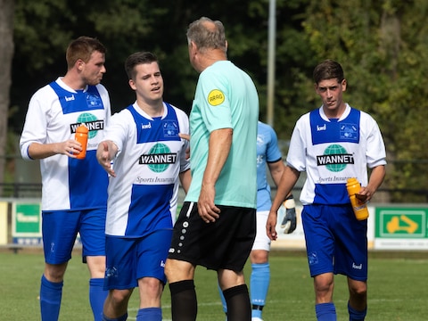 Loo-spits Danny Ketelaar dankt Sprinkhanen-grensrechter Bennie Duis.