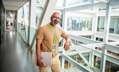 Ramy heeft als eerste asielzoeker een fulltime baan bij de gemeente: ‘Zó blij als het een werkdag is’