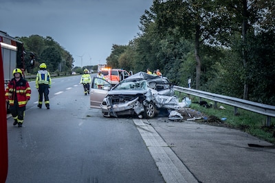 Man (37) overleden bij ernstig ongeluk net over Duitse grens, moeder en kind zwaargewond