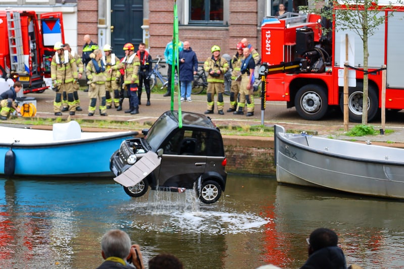 Omstander springt in de gracht en redt 3-jarig meisje uit gezonken autootje:  'Af en toe gebeuren dingen met een reden' | Binnenland | De Gelderlander.nl