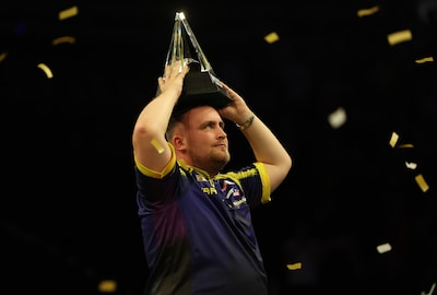 Wat een finale! Tranen bij Luke Littler na zenuwslopende Premier League-titel (én hoofdprijs van 400.000 euro)