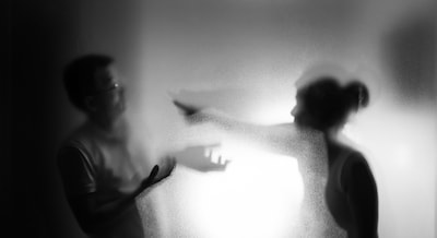 Vrouw (35) gaat man met wie ze in scheiding ligt te lijf met koevoet: ‘Hij hield zelf een mes vast’