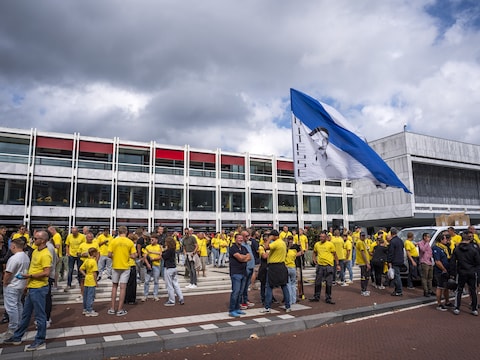 Vitesse-supporters bij de rechtbank van Arnhem voorafgaand aan het hoger beroep.