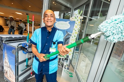 Schoonmaker Maurits (66) ontroert mensen met gezang, nu stopt hij bij het ziekenhuis: ‘Word ik stil van’