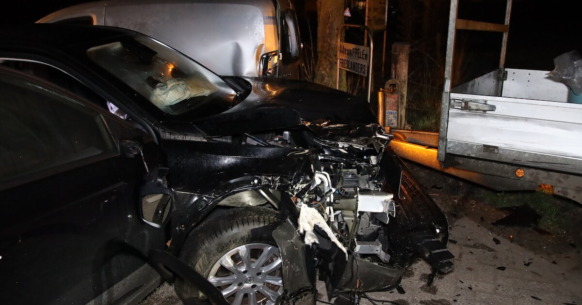 Auto botst op aanhanger van busje in Ottersum