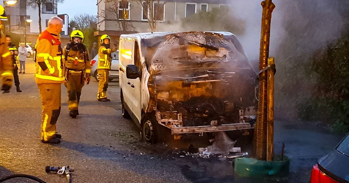 Bestelbus vat vlam op Marie Koenenstraat in Apeldoorn