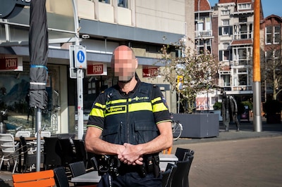 Van ‘grote vriendelijke reus’ tot verdachte: waarom de val van bekende wijkagent Erwin (61) zo hard aankomt
