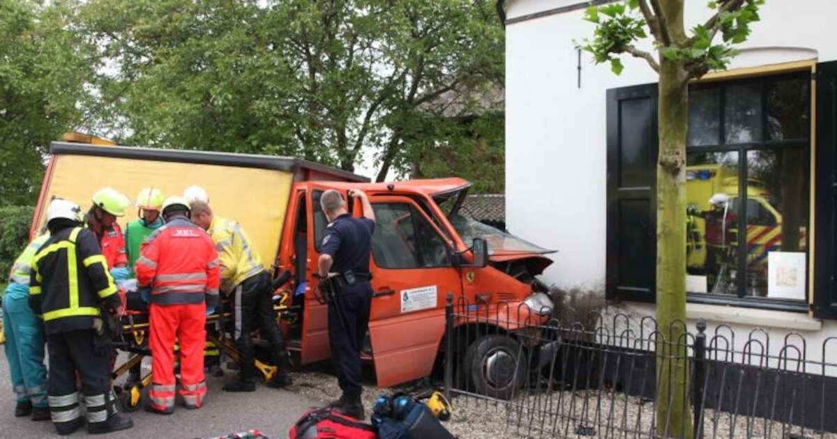 Bestelbus ramt woonhuis