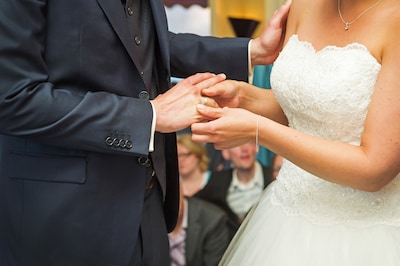 Trouwambtenaar schrijft iets te luchtige speech met ChatGPT, nu is het huwelijk ongeldig