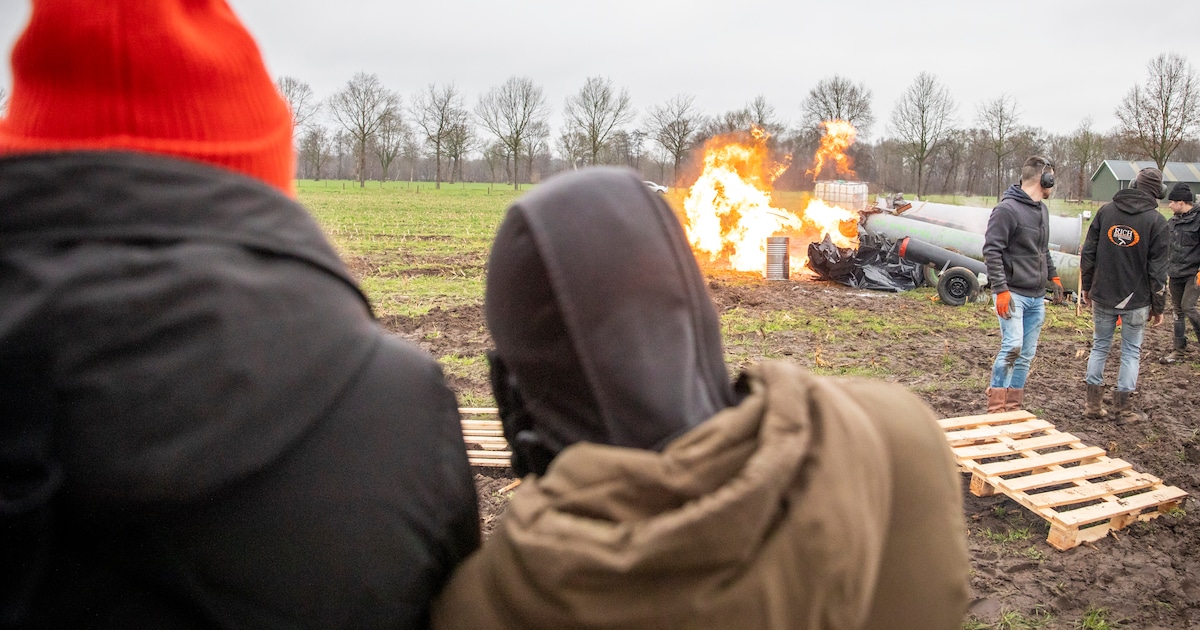 Samen carbidschieten in Achterberg om ellende te voorkomen: ‘Deze oude traditie blijft mooi’