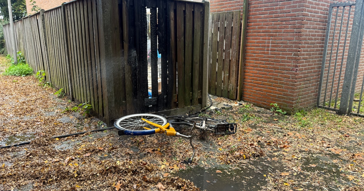 Brandende OV-fiets in Nijmegen: vlammen slaan over naar schutting