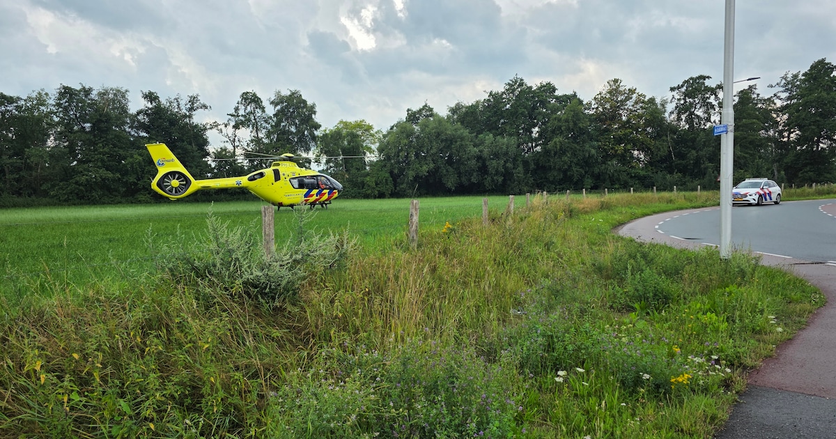 Fietser ernstig gewond bij botsing, traumahelikopter landt in weiland naast A12.