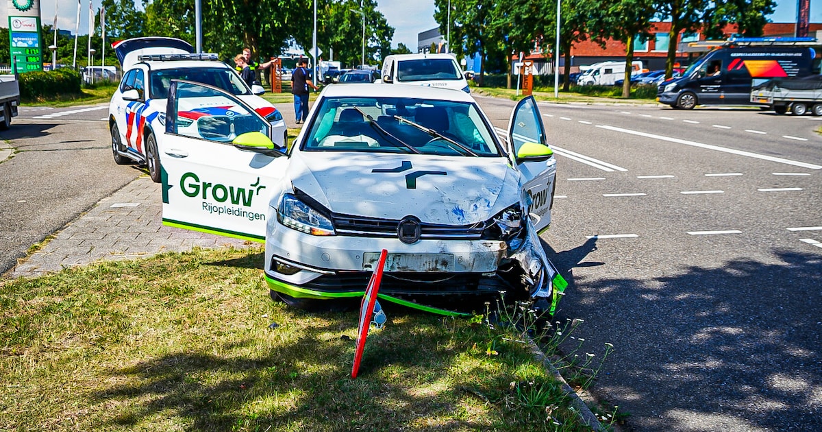 Twee voertuigen betrokken bij aanrijding op Rivierweg in Westervoort