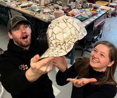 Deze Utrechter maakt petten van kapot porselein volgens de Japanse techniek kintsugi