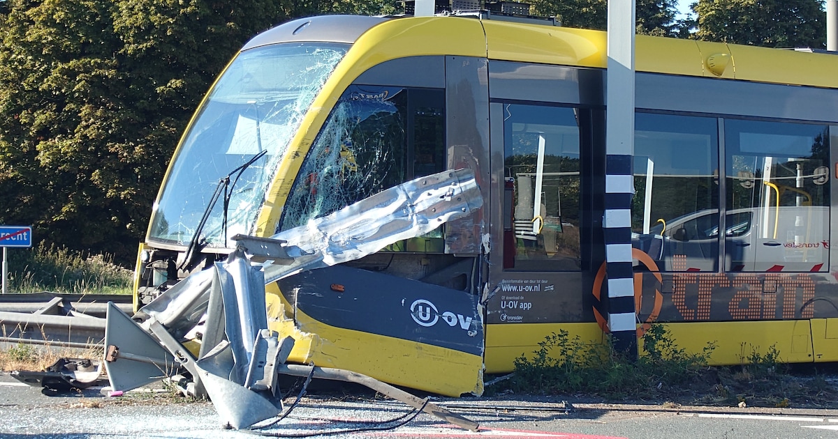 Drie gewonden na botsing tussen tram en lijnbus in Utrecht: twee personen naar het ziekenhuis
