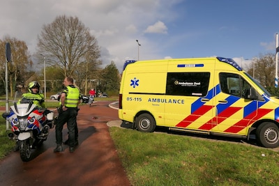 Fietser gewond na aanrijding op rotonde in Enschede