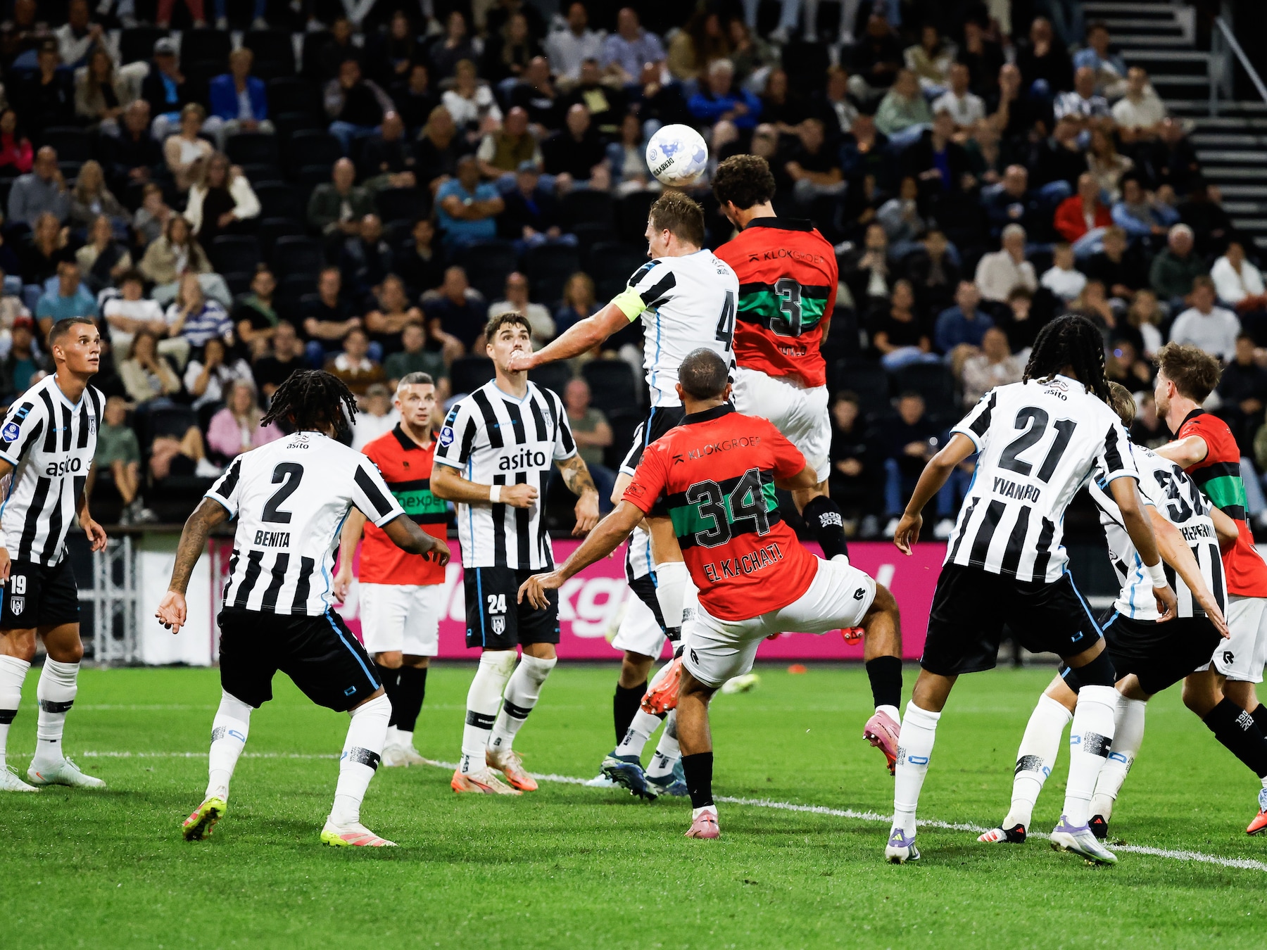 NEC komt mede dankzij rode kaart dramatische start te boven tegen Heracles Almelo en mag zich weer koploper noemen